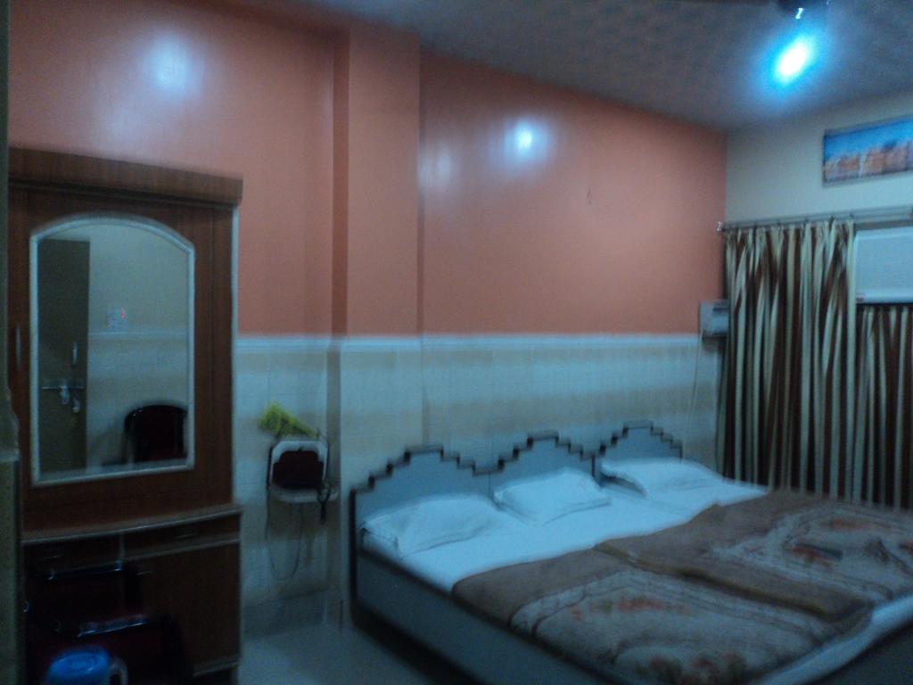 فاراناسي Hotel Jyoti الغرفة الصورة