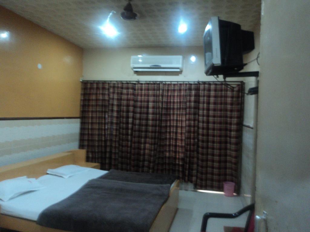 فاراناسي Hotel Jyoti الغرفة الصورة