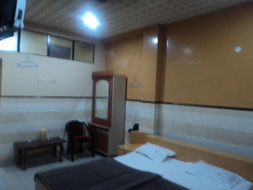 فاراناسي Hotel Jyoti الغرفة الصورة