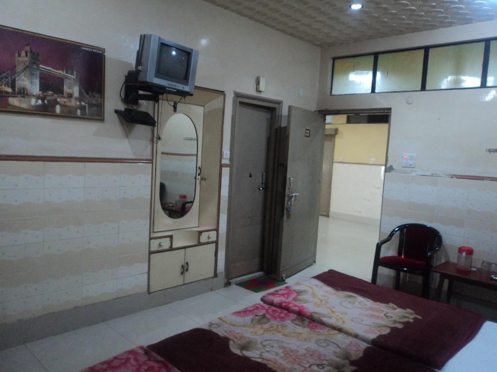 فاراناسي Hotel Jyoti المظهر الخارجي الصورة