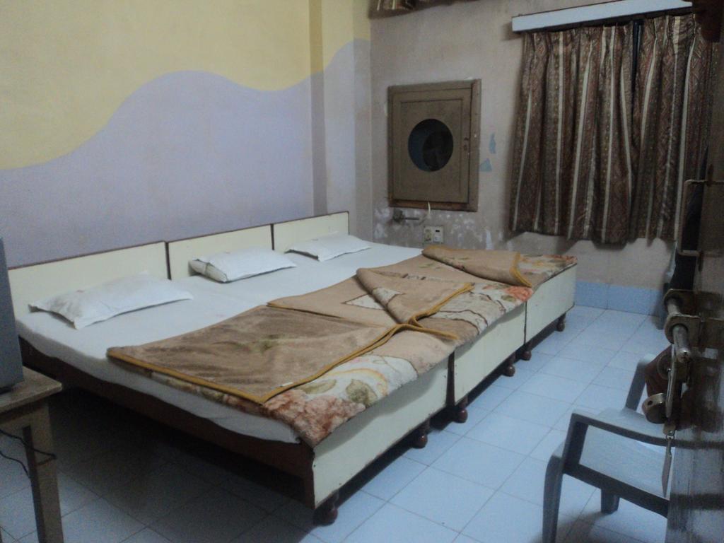 فاراناسي Hotel Jyoti المظهر الخارجي الصورة