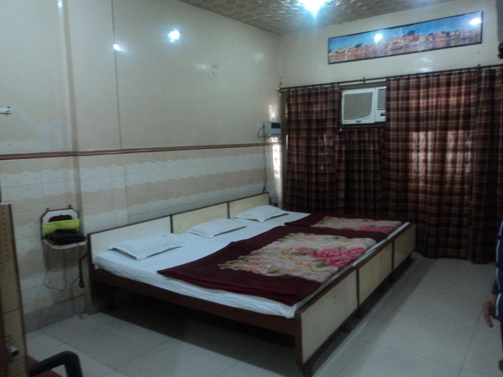 فاراناسي Hotel Jyoti المظهر الخارجي الصورة