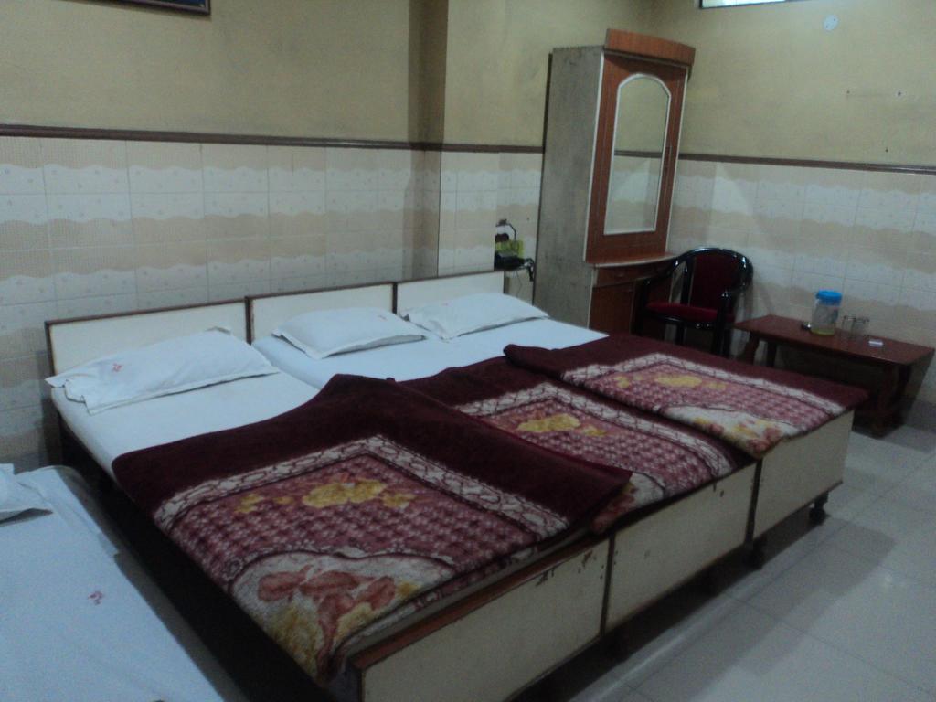 فاراناسي Hotel Jyoti الغرفة الصورة