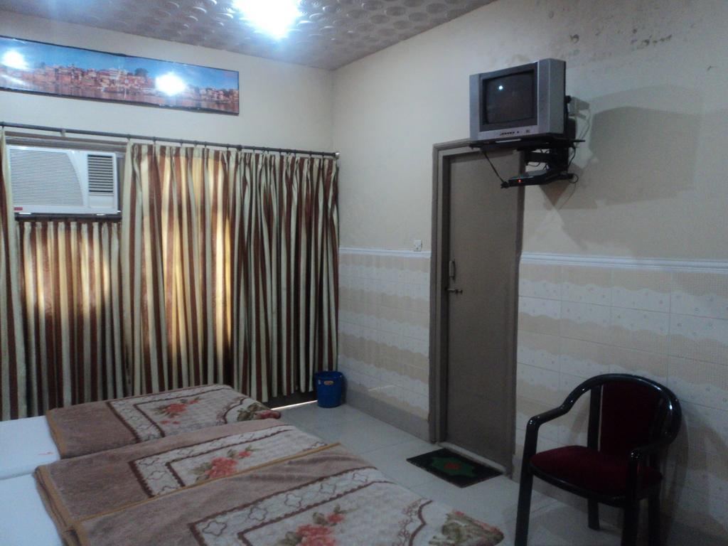 فاراناسي Hotel Jyoti المظهر الخارجي الصورة