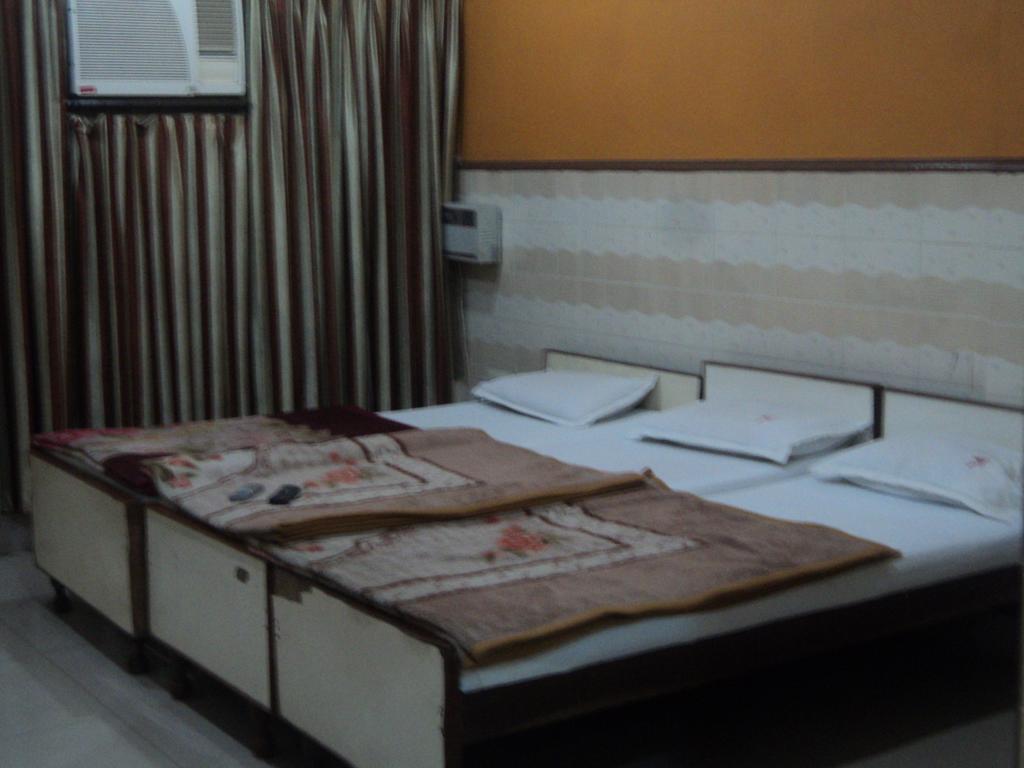 فاراناسي Hotel Jyoti المظهر الخارجي الصورة